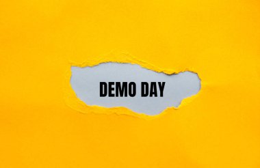 Gri arkaplanlı sarı yırtık kağıda yazılı demo günü mesajı. Kavramsal demo günü sembolü. Boşluğu kopyala.