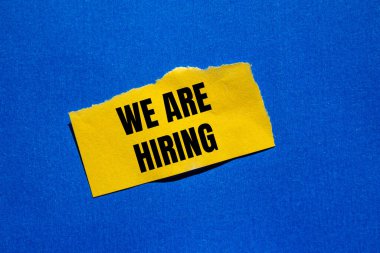 Yırtık sarı kağıt parçasına mavi arka planlı bir mesaj yazıyoruz. Kavramsal olarak sembol kiralıyoruz. Boşluğu kopyala.