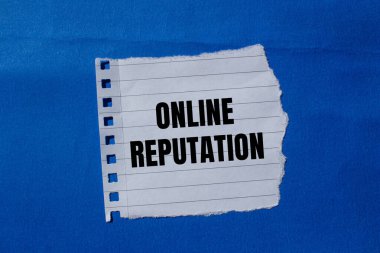 Çevrimiçi itibar mesajı mavi arka planlı yırtık kağıt parçasına yazılmış. Kavramsal online itibar sembolü. Boşluğu kopyala.