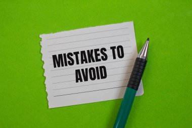 Yırtık kağıda yeşil zemin ile yazılmış bir mesajdan kaçınmak için yapılan hatalar. Sembolden kaçınmak için kavramsal hatalar. Boşluğu kopyala.