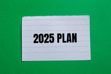 Yırtık kağıt parçasına yeşil arkaplanlı 2025 plan mesajı. Kavramsal 2025 plan sembolü. Boşluğu kopyala.