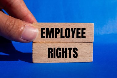 Ahşap bloklara mavi arka planlı çalışan hakları mesajı. Kavramsal çalışan hakları sembolü. Boşluğu kopyala.