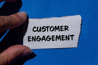 Yırtık kağıda yazılmış mavi arka planlı müşteri nişan mesajı. Kavramsal müşteri ilişkileri sembolü. Boşluğu kopyala.