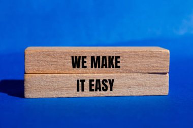 Ahşap bloklara mavi arka planlı kolay bir mesaj yazacağız. Kavramsal olarak bunu kolay bir sembol haline getiririz. Boşluğu kopyala.