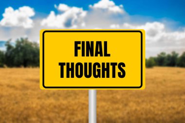 Bulanık buğday tarlası arka planında sarı metal işareti üzerine yazılmış son düşünceler. Kavramsal nihai düşünceler sembolü. Boşluğu kopyala.