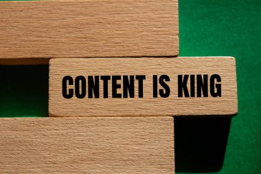 İçerik, tahta blokta yeşil arka planda yazılmış kral mesajıdır. Kavramsal içerik kral sembolüdür. Boşluğu kopyala.