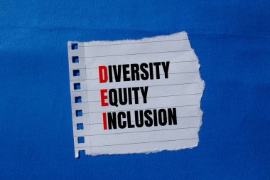 Çeşit eşitlik ve kapsama mesajı yırtık kağıt parçasına yazılmış mavi arkaplan. Kavramsal çeşitlilik öz sermaye ve DEI sembolü. Boşluğu kopyala.