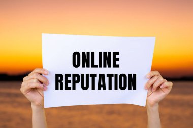 Çevrimiçi itibar mesajı bulanık göl arkaplanlı beyaz kağıda yazılmış. Kavramsal online itibar sembolü. Boşluğu kopyala.