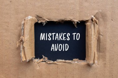 Siyah arkaplanlı karton kağıda yazılmış mesajlardan kaçınmak için yapılan hatalar. Sembolden kaçınmak için kavramsal hatalar. Boşluğu kopyala.