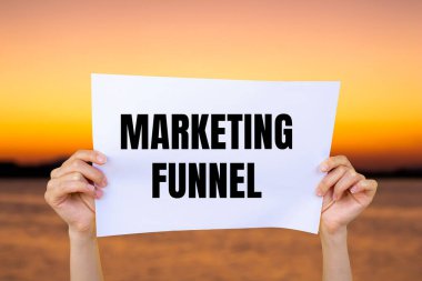 Bulanık göl arkaplanlı beyaz kağıda yazılmış huni mesajı. Kavramsal pazarlama huni sembolü. Boşluğu kopyala.