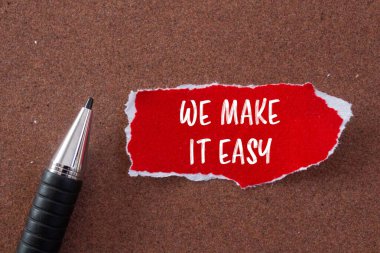 Yırtık kırmızı kağıda ve kahverengi arka planda bir kaleme yazmayı kolaylaştırırız. Kavramsal olarak bunu kolay bir sembol haline getiririz. Boşluğu kopyala.