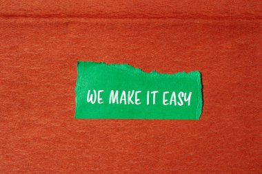 Yırtık yeşil kağıt parçasına kahverengi arkaplanlı kolay bir mesaj yazacağız. Kavramsal olarak bunu kolay bir sembol haline getiririz. Boşluğu kopyala.