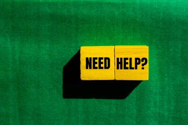 Yeşil arka planı olan sarı tahta küplere yazılmış mesaj için yardıma ihtiyacım var. Kavramsal yardım soru sembolü. Boşluğu kopyala.