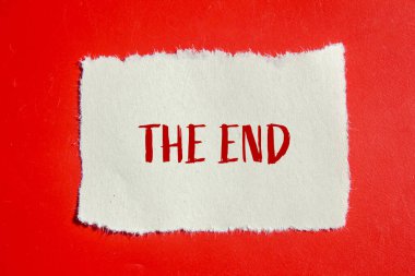 Kırmızı arkaplanlı yırtık kağıt parçasına yazılmış son mesaj. Son sembol kavramsal. Boşluğu kopyala.