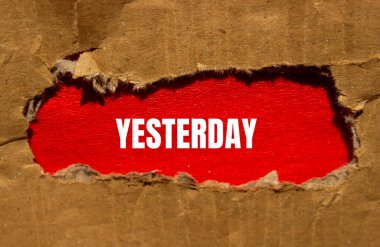 Dün kırmızı arkaplanlı karton kağıda yazılmış bir kelime vardı. Kavramsal dünün sembolü. Boşluğu kopyala.