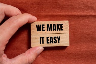 Kahverengi arkaplanlı tahta bloklara yazmayı kolay hale getiriyoruz. Kavramsal olarak bunu kolay bir sembol haline getiririz. Boşluğu kopyala.