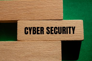 Ahşap blokta yeşil arkaplan ile yazılmış siber güvenlik mesajı. Kavramsal siber güvenlik sembolü. Boşluğu kopyala.