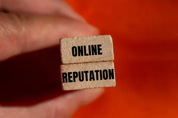 Çevrimiçi itibar mesajı turuncu arka planlı tahta bloklara yazılmış. Kavramsal online itibar sembolü. Boşluğu kopyala.