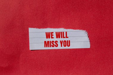 Kırmızı arkaplanlı yırtık kağıt parçasına yazdığın mesajı özleyeceğiz. Kavramsal olarak senin sembolünü özleyeceğiz. Boşluğu kopyala.