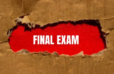 Kırmızılı karton kağıda yazılmış son sınav mesajı. Kavramsal nihai sınav sembolü. Boşluğu kopyala.