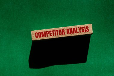 Tahta blokta yeşil arka planda yazılmış rakip analiz mesajı. Kavramsal rakip analiz sembolü. Boşluğu kopyala.