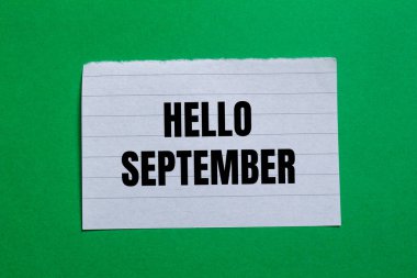 Merhaba Eylül mesajı yeşil arka planda yırtılmış kağıt parçasına yazılmış. Kavramsal merhaba Eylül sembolü. Boşluğu kopyala.