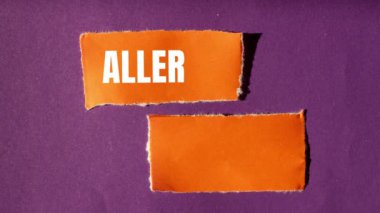Alerji sezonu mesajı mor arka planda yırtık turuncu kağıt parçalarına yazılmış. Kavramsal alerji sezonu sembolü.