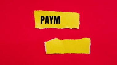 Ödeme planı kırmızı arka planda yırtık sarı kağıt parçaları üzerine yazılmış. Kavramsal ödeme planı sembolü.