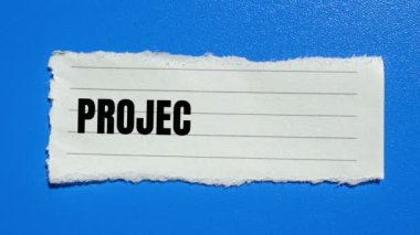 Proje zaman çizgisi mavi arkaplandaki yırtık kağıda yazılıyor. Kavramsal proje zaman çizelgesi sembolü.