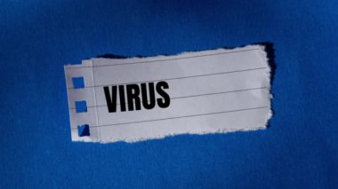 Mavi arka planda yırtık kağıda virüs uyarısı yazılmış. Kavramsal virüs uyarı sembolü.