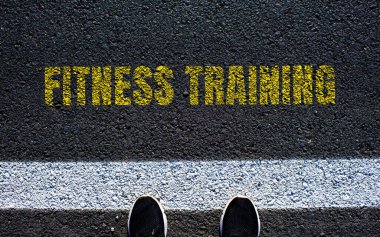 Asfalt yolda yazılmış spor eğitimi mesajı. Kavramsal fitness eğitim sembolü. Boşluğu kopyala.