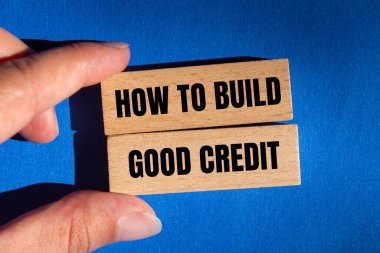 Mavi arka planı olan tahta bloklara nasıl iyi bir kredi mesajı yazılır? İyi bir kredi sembolü nasıl oluşturulur kavramsal olarak. Boşluğu kopyala.