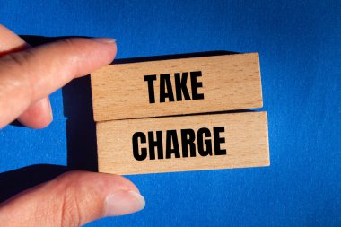 Mavi arka plandaki tahta bloklara yazılmış görev mesajını al. Kavramsal sorumluluk sembolü. Boşluğu kopyala.