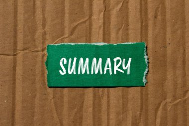 Yırtık yeşil kağıt parçasına karton kaplamalı özet kelime. Kavramsal özet sembolü. Boşluğu kopyala.