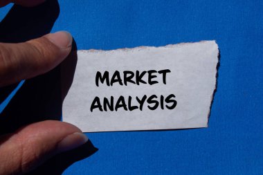 Yırtık kağıda yazılmış mavi arka planlı piyasa analizi mesajı. Kavramsal pazar analizi sembolü. Boşluğu kopyala.