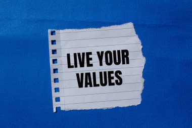 Yırtık kağıt parçasına mavi arkaplan ile yazılmış değerli mesajınızı canlı olarak yayınlayın. Değerlerinizi temsil eden kavramsal bir yaşam. Boşluğu kopyala.