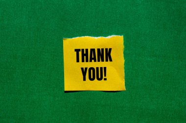 Yırtık sarı kağıt parçasına yeşil arkaplan ile yazılmış mesaj için teşekkür ederim. Kavramsal teşekkür sembolü. Boşluğu kopyala.