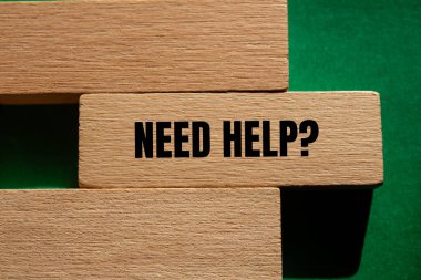 Tahta bloğa yeşil arka planlı bir yardım sorusu yazılması gerekiyor. Kavramsal yardım soru sembolü. Boşluğu kopyala.