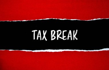 Siyah arkaplanlı yırtık kırmızı kağıda yazılan vergi indirimi mesajı. Kavramsal vergi kırma sembolü. Boşluğu kopyala.