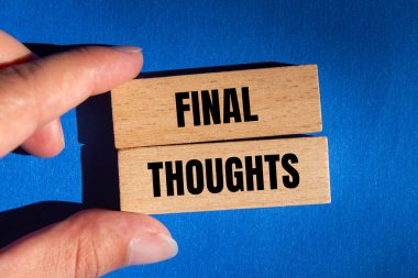 Son düşünceler mavi arka plandaki tahta bloklara yazılmış. Kavramsal nihai düşünceler sembolü. Boşluğu kopyala.