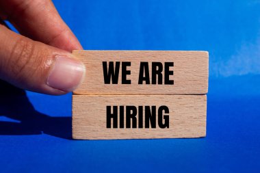 Ahşap bloklara yazılmış mavi arkaplanlı mesajlar alıyoruz. Kavramsal olarak sembol kiralıyoruz. Boşluğu kopyala.