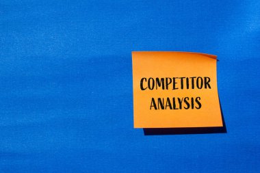 Turuncu kağıda mavi arkaplan ile yazılmış rakip analiz mesajı. Kavramsal rakip analiz sembolü. Boşluğu kopyala.
