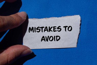 Mavi arka planlı yırtık kağıda yazılmış mesajlardan kaçınmak için yapılan hatalar. Sembolden kaçınmak için kavramsal hatalar. Boşluğu kopyala.