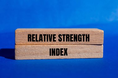 Mavi arka planlı tahta bloklara yazılmış görece güç indeksi mesajı. Kavramsal göreceli güç endeksi sembolü. Boşluğu kopyala.