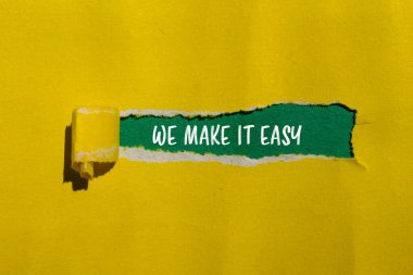 Yeşil arkaplanlı, yırtık sarı kağıda yazmayı kolaylaştırıyoruz. Kavramsal olarak bunu kolay bir sembol haline getiririz. Boşluğu kopyala.