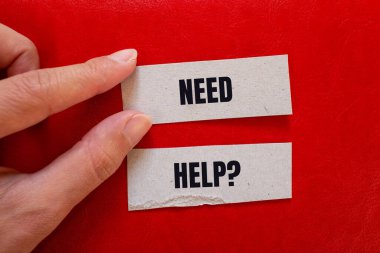 Kırmızı arkaplanı olan kağıt parçalarına yazılmış bir mesajı sorgulamak için yardıma ihtiyacım var. Kavramsal yardım soru sembolü. Boşluğu kopyala.