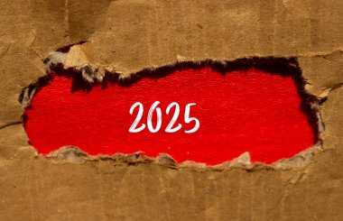 Yırtık karton kağıda kırmızı arka planda 2025 adet mesaj yazılmış. Kavramsal 2025 sembolü. Boşluğu kopyala.
