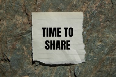 Yırtık kağıt parçasına, taştan arkaplan ile yazılmış mesajı paylaşma zamanı. Sembolü paylaşmak için kavramsal zaman. Boşluğu kopyala.