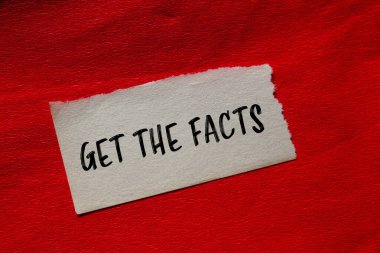Kırmızı arkaplanlı yırtık kağıt parçasına yazılmış gerçek mesajını al. Kavramsal olarak gerçekleri sembolize et. Boşluğu kopyala.
