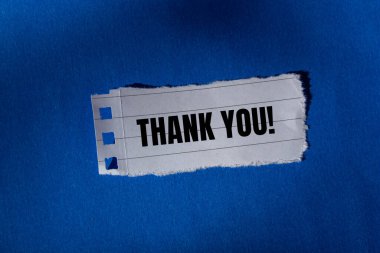 Mavi arkaplanlı yırtık kağıt parçasına yazılan mesaj için teşekkürler. Kavramsal teşekkür sembolü. Boşluğu kopyala.